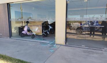 Robaron en una concesionaria y recuperaron una motocicleta abandonada