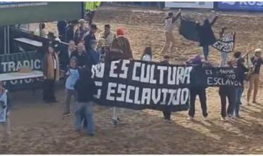 Activistas veganos protestaron en La Rural y los expulsaron en medio de silbidos del público