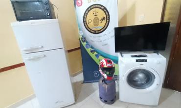 Recuperan una heladera y un horno eléctrico ocultos en un descampado en barrio Francisco II