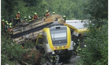 Descarriló un tren de pasajeros en Alemania: hay varios muertos y heridos