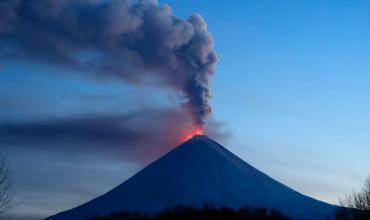 Rusia: El volcán Klyuchevskoy entró en erupción tras el potente terremoto en el Pacífico