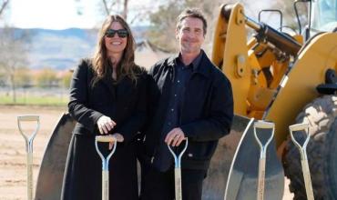 Christian Bale se viste de Batman y construirá casas para niños sin hogar en California