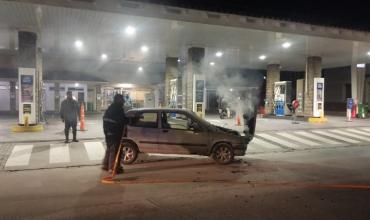 Se incendió un automóvil frente a la estación de servicio del Automóvil Club