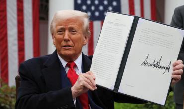 Trump desató una guerra comercial: impuso nuevos aranceles a 69 países y se hunden los mercados