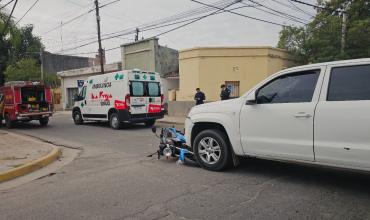 Dos jóvenes lesionados tras choque entre camioneta y motocicleta