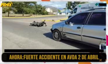 Fuerte accidente de tránsito en avenida 2 de Abril: Motociclistas resultaron heridos