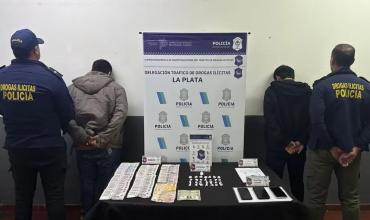 Detienen a dos hombres por venta de droga a domicilio en La Plata