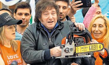 La motosierra cortó 100 mil empleados públicos: defensa y seguridad social, primeras en la lista