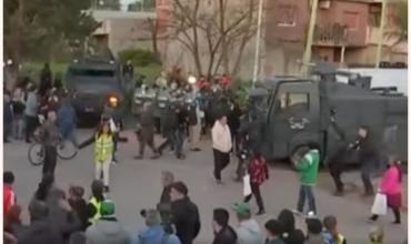  Empujones y pedradas a minutos de la llegada de Javier Milei a Moreno