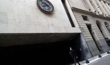 Mercados: el riesgo país roza los 900 puntos en medio de la tensión preelectoral