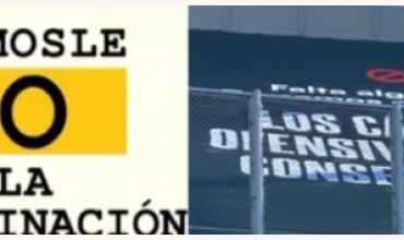 La AFA lanzó una campaña contra la discriminación y colgó una bandera en el Monumental