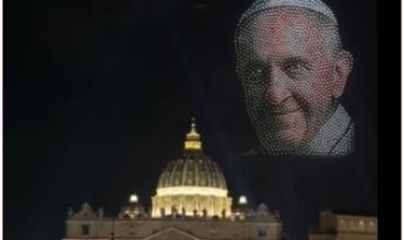 Un emotivo homenaje al papa Francisco durante un concierto mundial en el Vaticano: drones dibujaron su rostro en el cielo