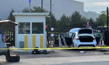 Un conductor estrelló su automóvil contra la cerca de entrada de un edificio del FBI en Pittsburgh