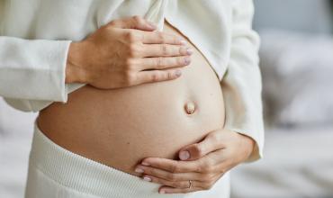 Una pareja de mujeres que querían ser madres subrogaron un vientre se arrepintieron y dan al bebé en adopción