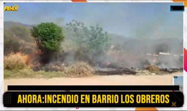 Incendio en barrio Los Obreros: llamas de hasta 3 metros ponen en riesgo viviendas cercanas