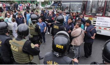 El gobierno de Dina Boluarte en Perú, contra las cuerdas: presentan tres mociones en el Congreso para destituirla