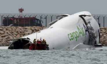 Tragedia en Hong Kong: un avión se despistó en el aterrizaje, cayó al mar y murieron dos personas