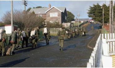 Emotivo reconocimiento a héroes olvidados de Malvinas: les otorgan un grado militar 43 años después