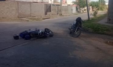 Choque entre motocicletas en el barrio Yacampis deja dos heridos leves