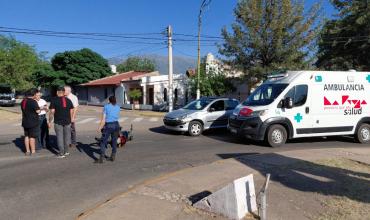 Motociclista resultó herido y trasladado luego de chocar con un automóvil