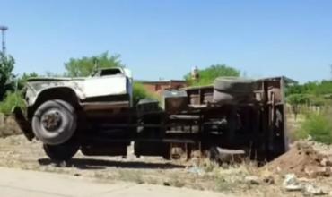Un camión volcó al descargar tierra en avenida Yacampis: "Esta es mi fuente de laburo, me cortó las piernas"