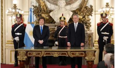 El Gobierno oficializó el primer cambio de gabinete, tras las elecciones: Pablo Quirno juró como canciller