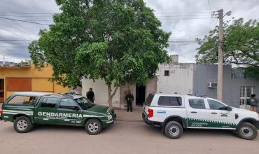 Allanan dos viviendas en la Capital riojana por comercialización ilegal de medicamentos