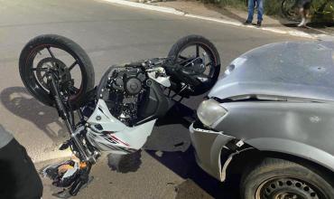 Pagancillo: motociclista fue hospitalizado tras chocar de frente con un auto en el barrio Colegiales
