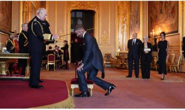 David Beckham fue distinguido como caballero en Inglaterra: el video de la ceremonia con el rey Carlos III