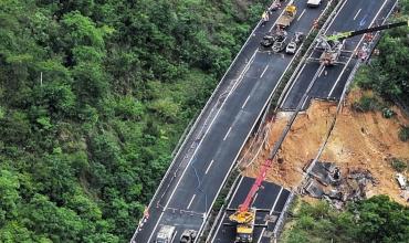El derrumbe de una autopista en China dejaba casi medio centenar de víctimas fatales