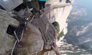 China: la caída de una roca en una zona turística mató a un turista