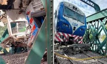 Un tren de la línea San Martín chocó con otra formación y descarriló