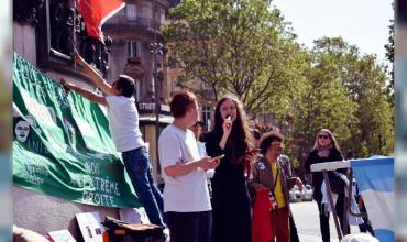 El Colectivo Argentina en Lucha París protesta en Francia contra el gobierno de Javier Milei